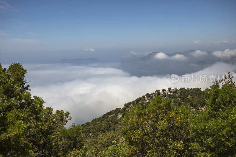 多雾的海岸克莱贝克山谷著名的度假胜地在地中海附近的fethiye mugla土耳其